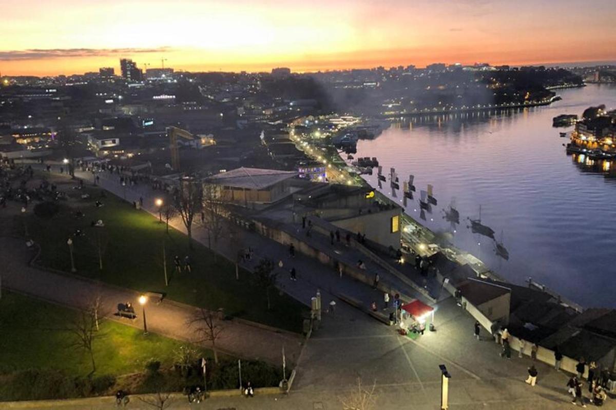 una vista di una città con un fiume di notte