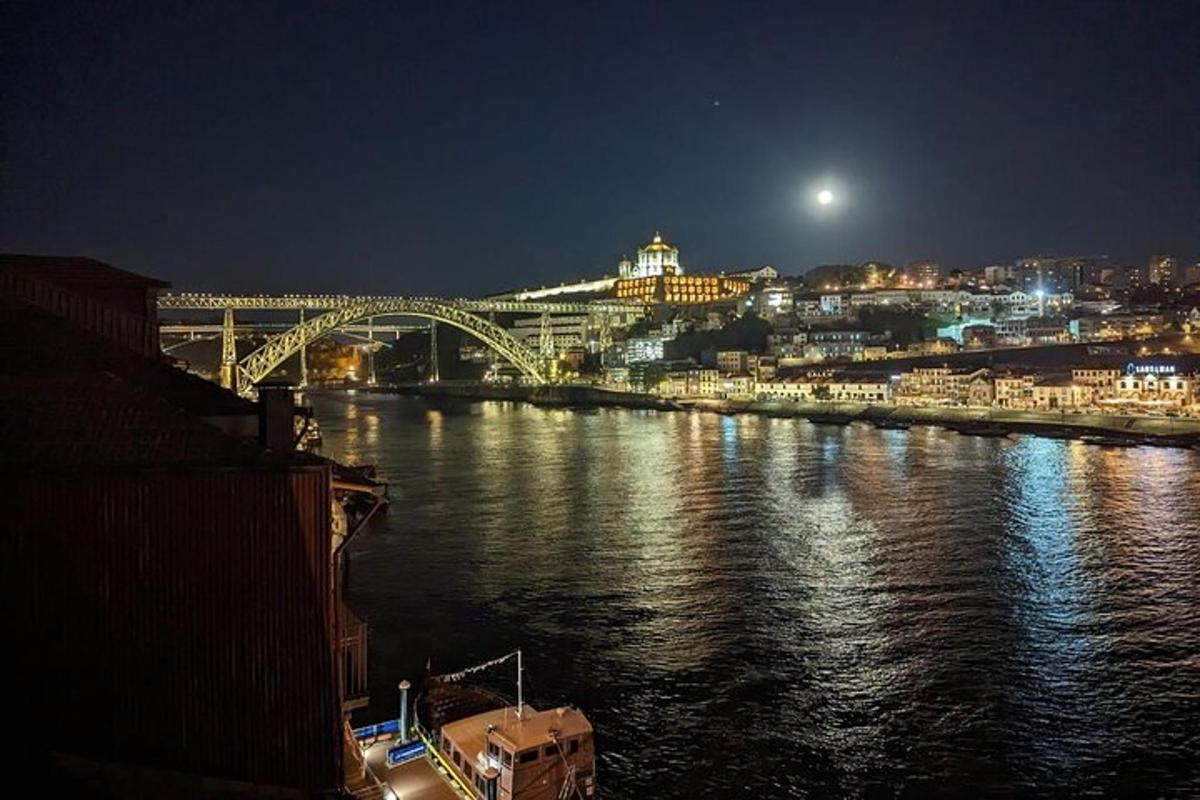 una vista di un ponte su un fiume di notte