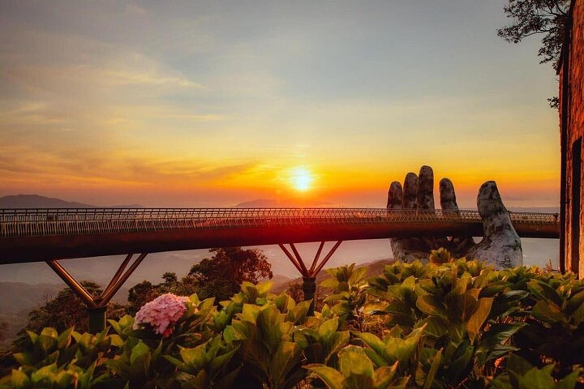 uma ponte com um pôr do sol ao fundo