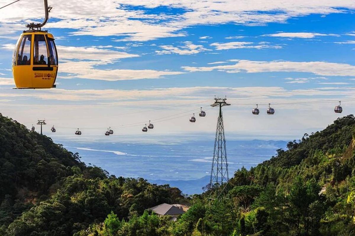 um teleférico no céu sobre uma montanha