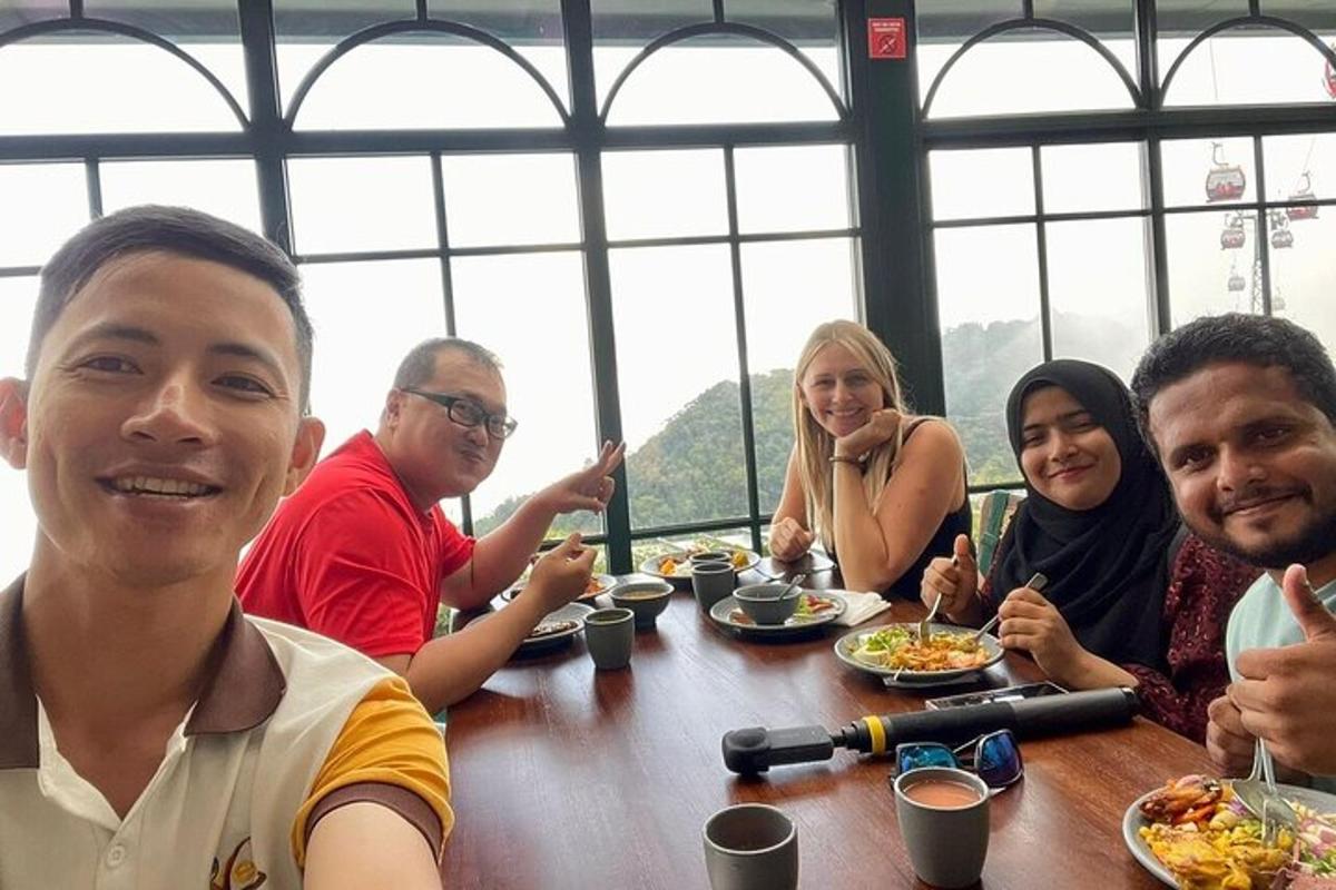 um grupo de pessoas sentadas ao redor de uma mesa comendo comida