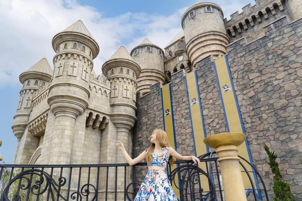 uma mulher parada em frente a um castelo