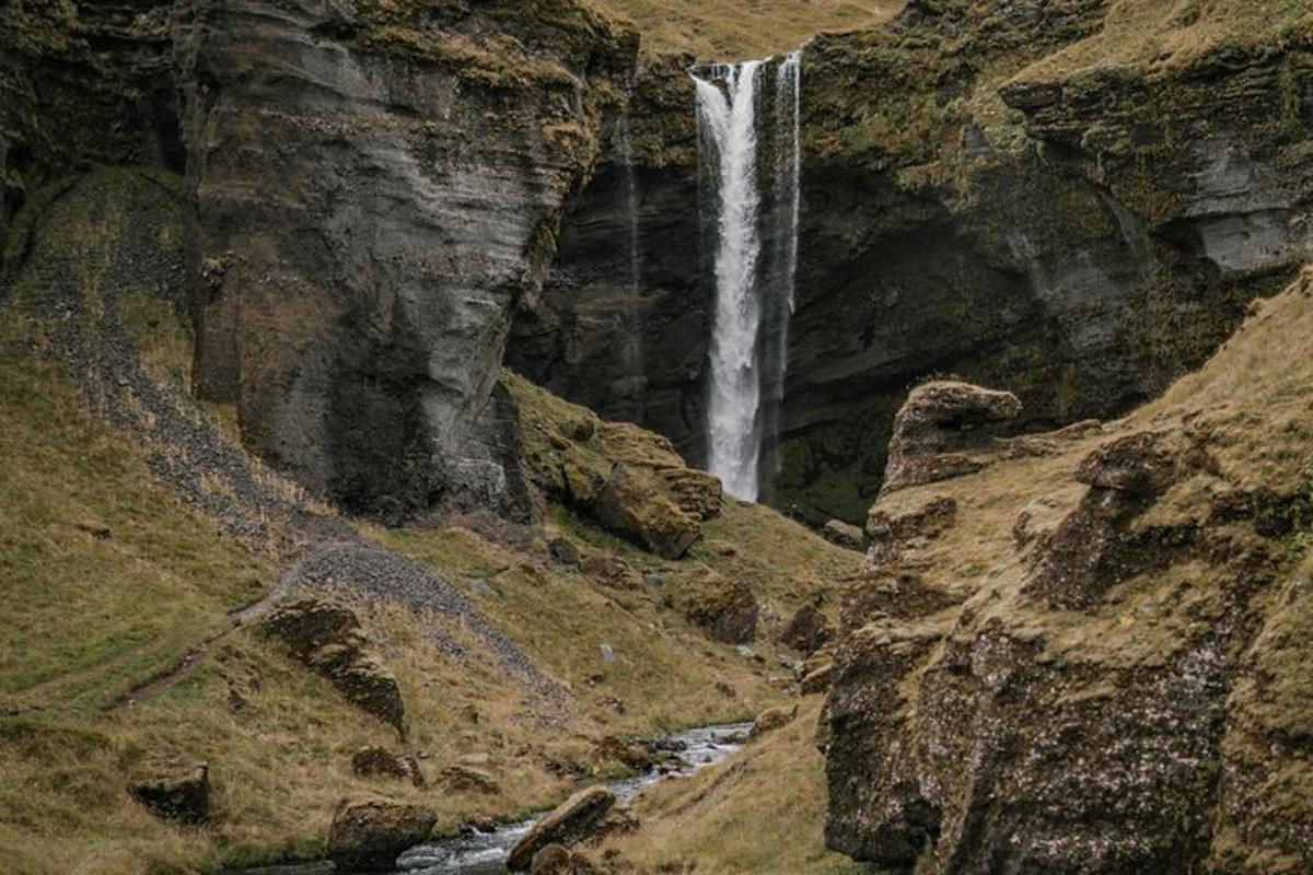 uma cachoeira na encosta de uma montanha rochosa