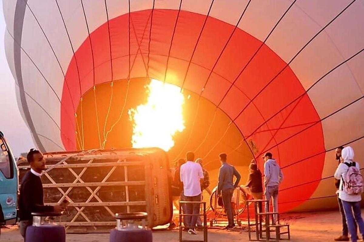Un grupo de personas de pie dentro de un globo aerostático.