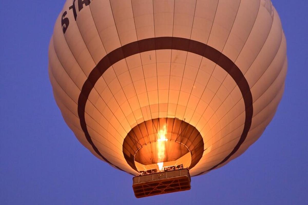 un globo aerostático volando en el cielo