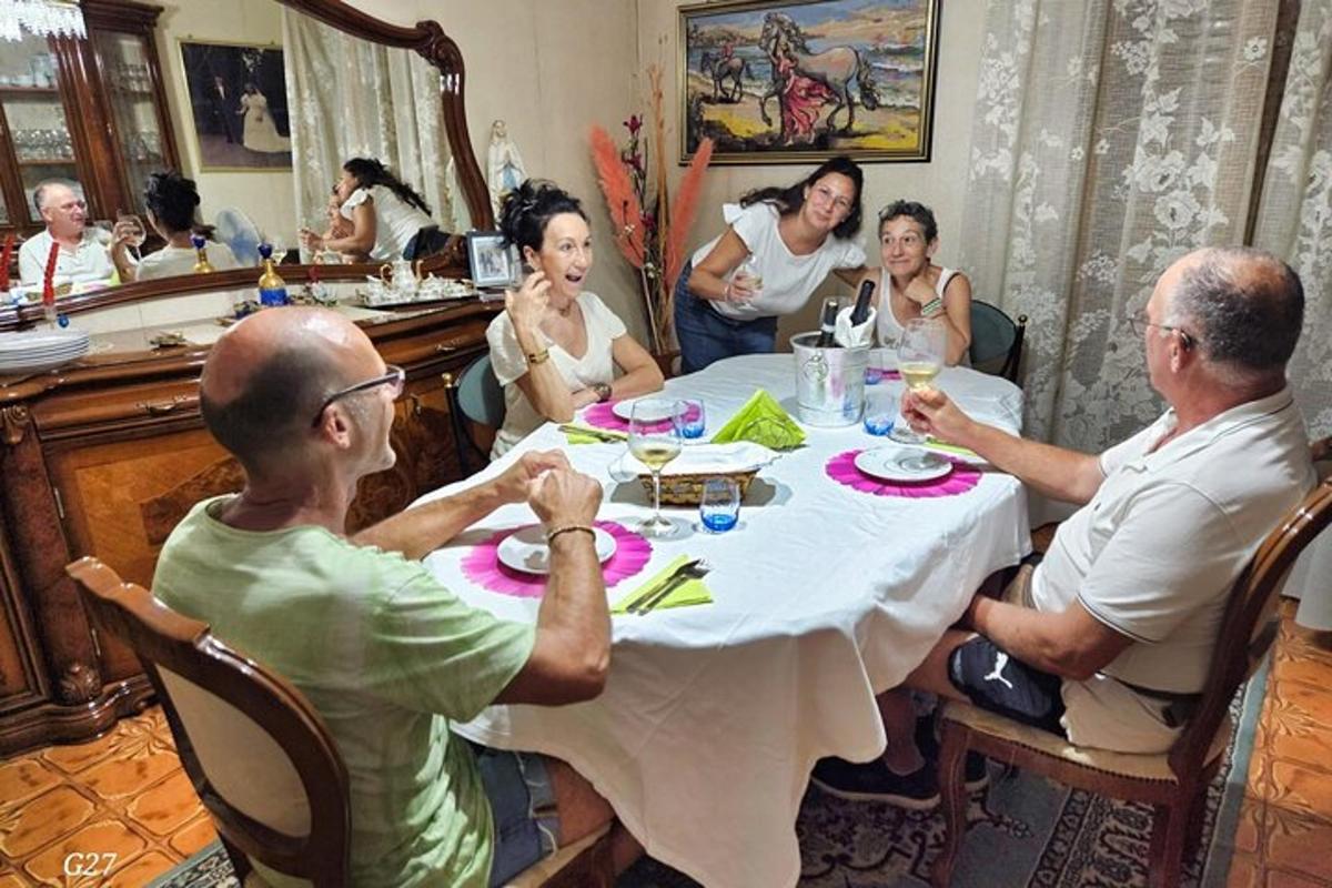 grupp inimesi, kes istuvad peegli ees laua taga