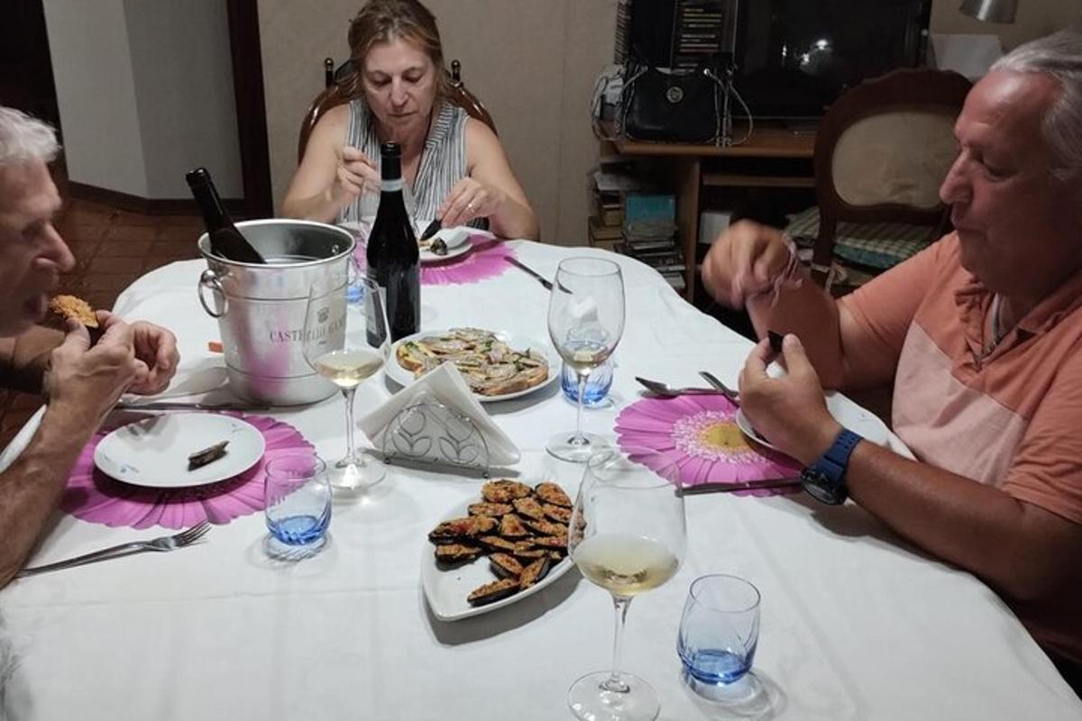 grupp inimesi, kes istuvad laua taga ja pakuvad toitu