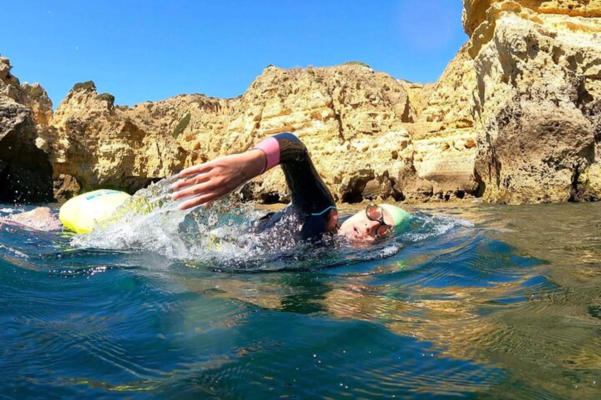 una persona en el agua con un frisbee