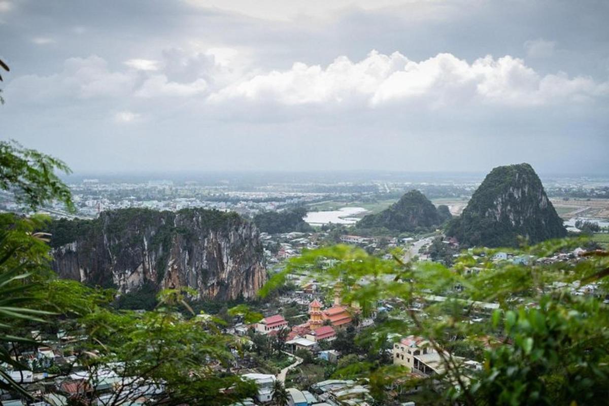 uma vista de uma cidade com montanhas e uma vila
