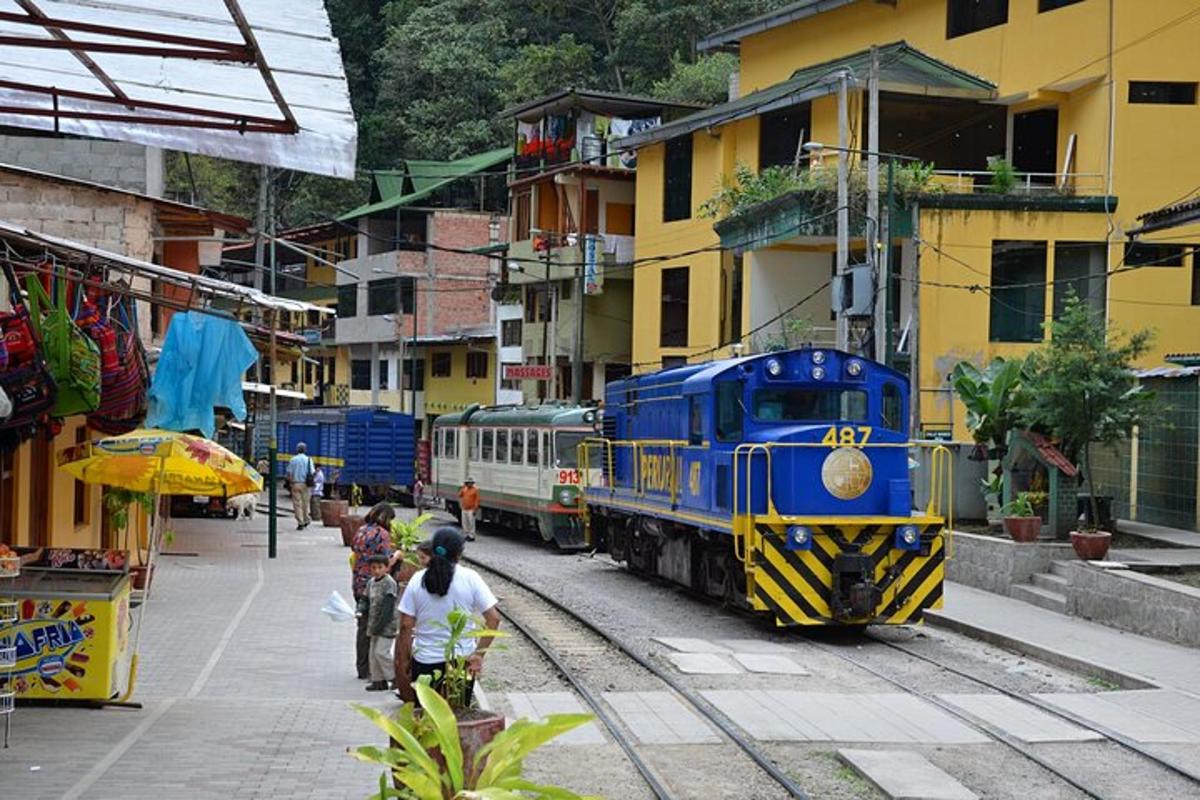 kereta api biru dan kuning di landasan di sebuah bandar