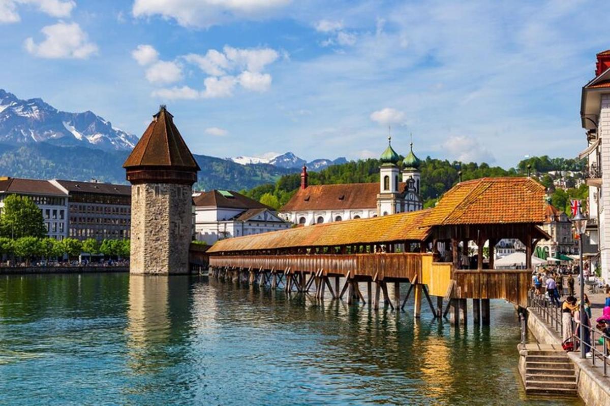 un ponte sull'acqua in una città con montagne