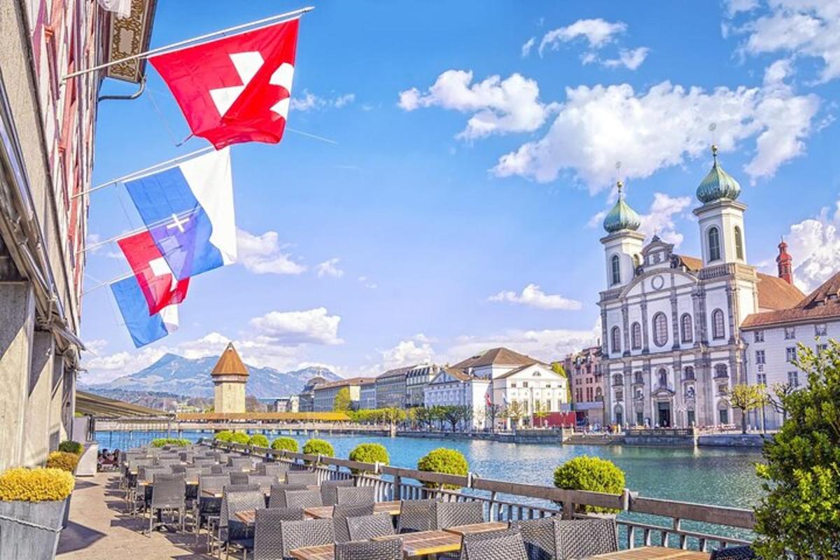 una vista di una città con bandiere che sventolano su un fiume