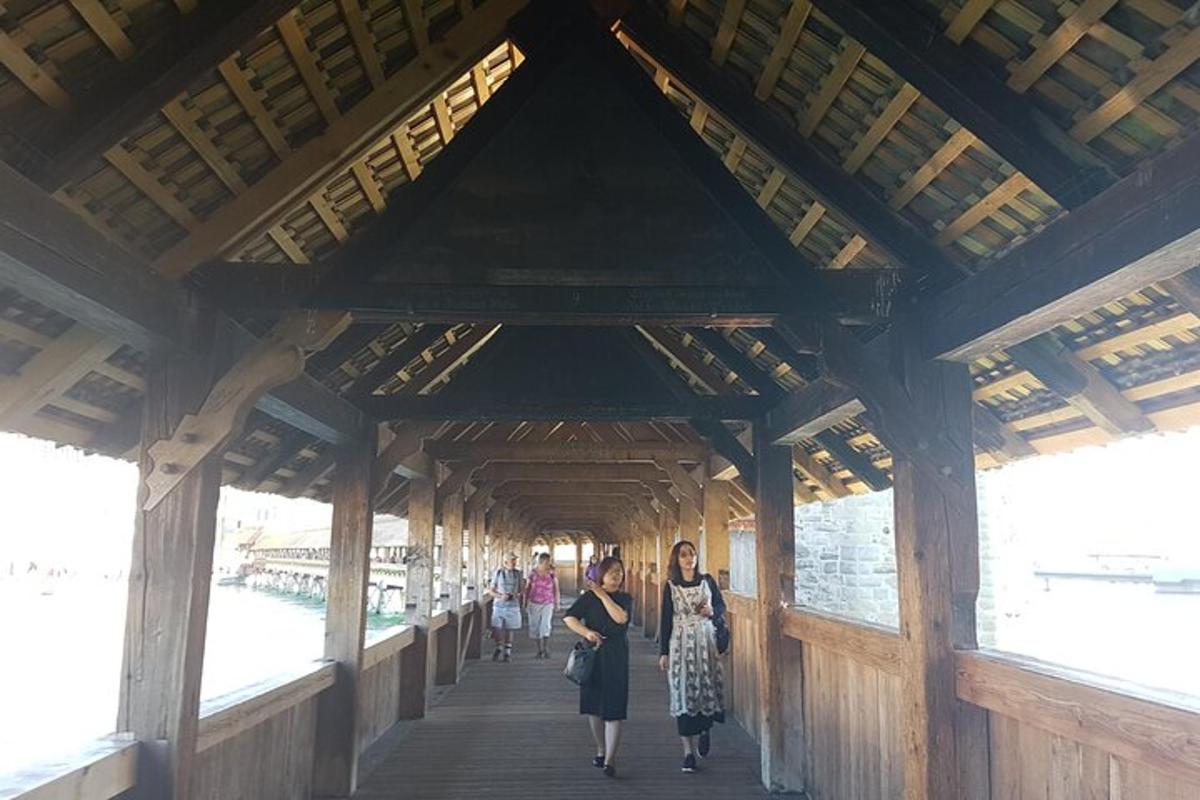 due donne che camminano su un ponte di legno