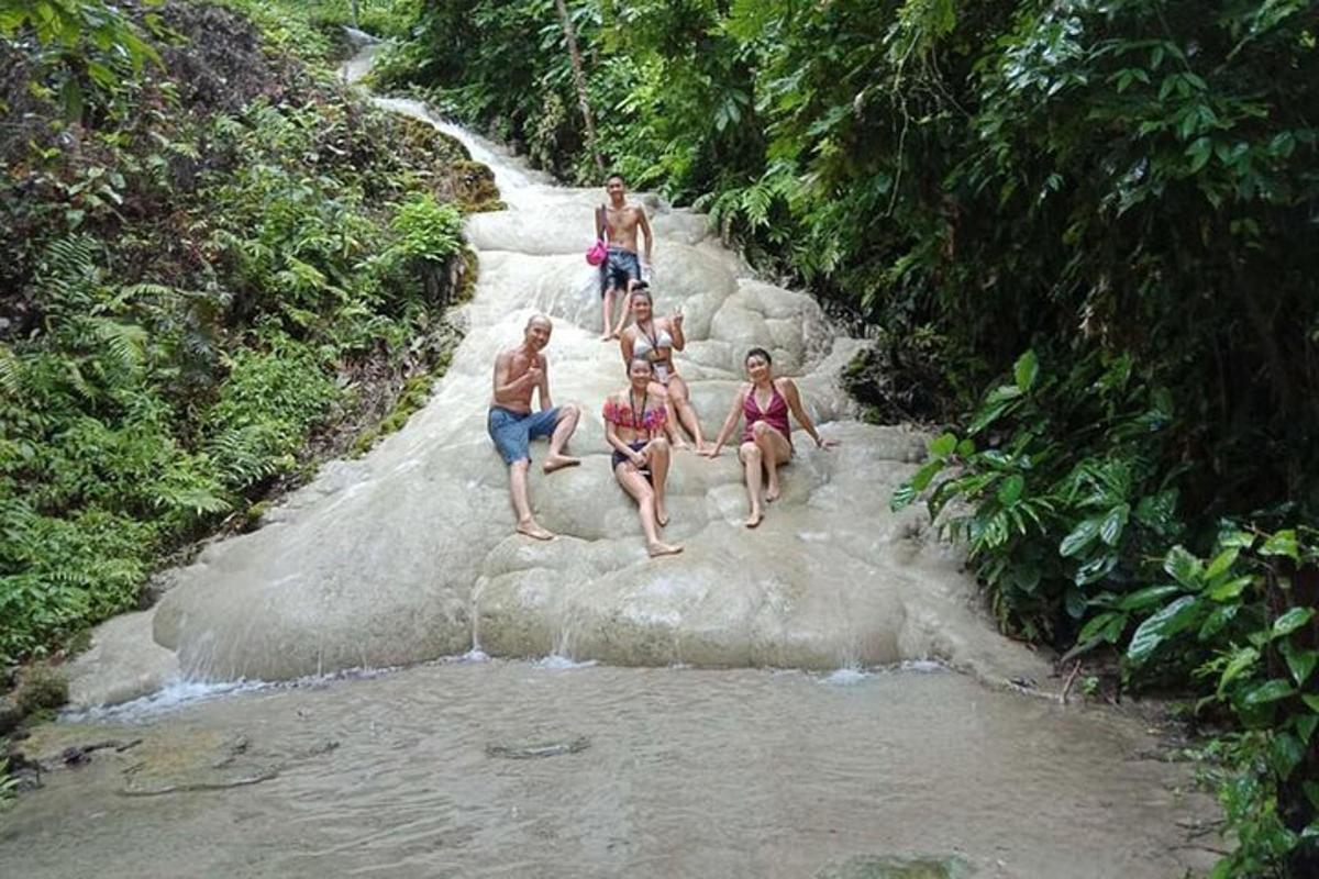 sekumpulan orang duduk di atas batu di sungai