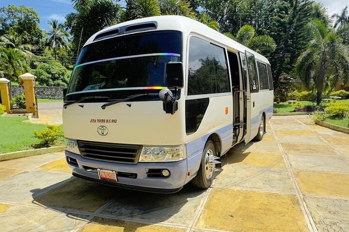 bílý autobus zaparkovaný na parkovišti