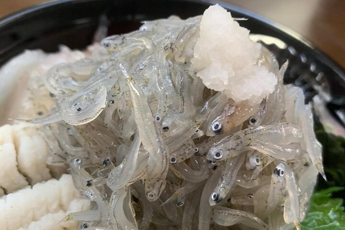 semangkuk makanan dengan bawang dan salad