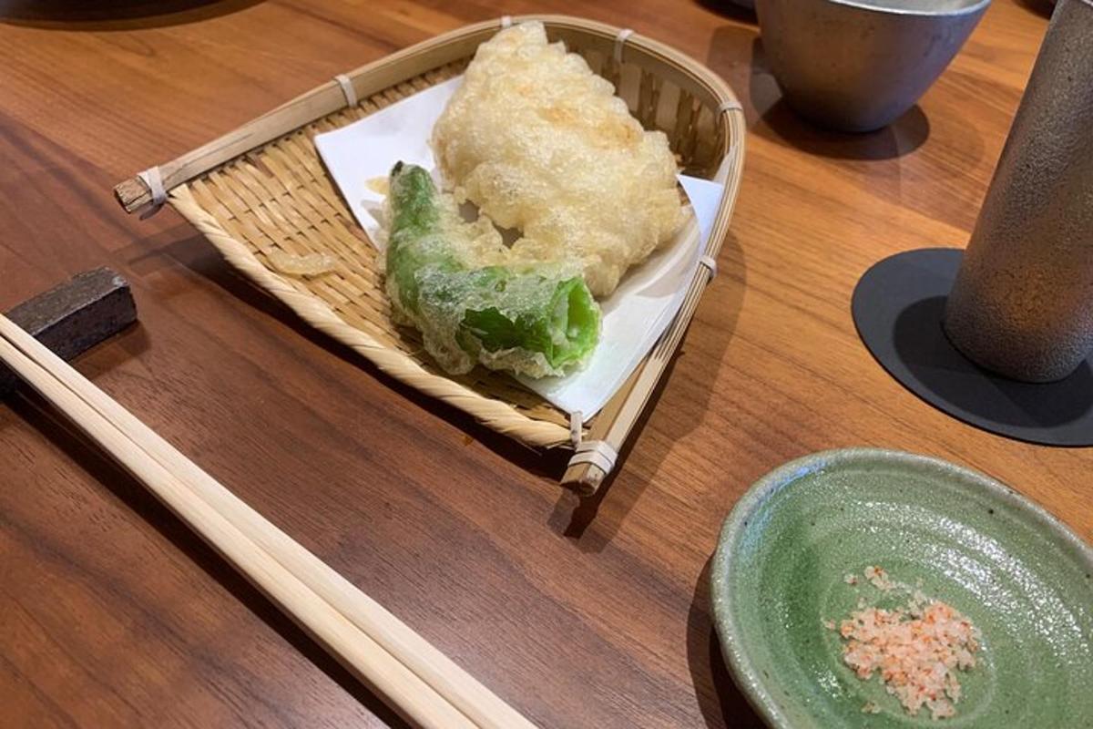 Una canasta con comida sobre una mesa de madera