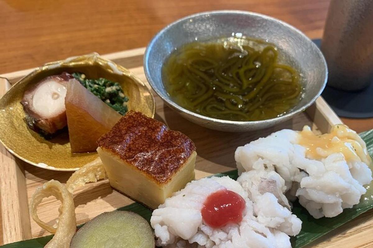dulang makanan dengan sushi dan semangkuk sup