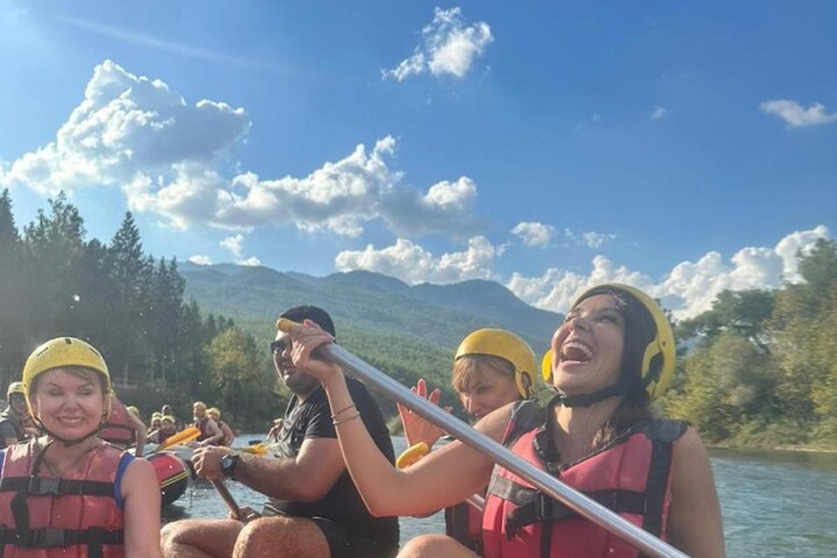 un grup de oameni care fac rafting pe un râu