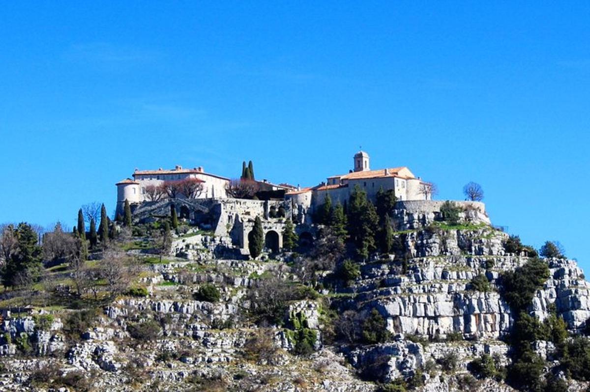 una casa en la cima de una montaña