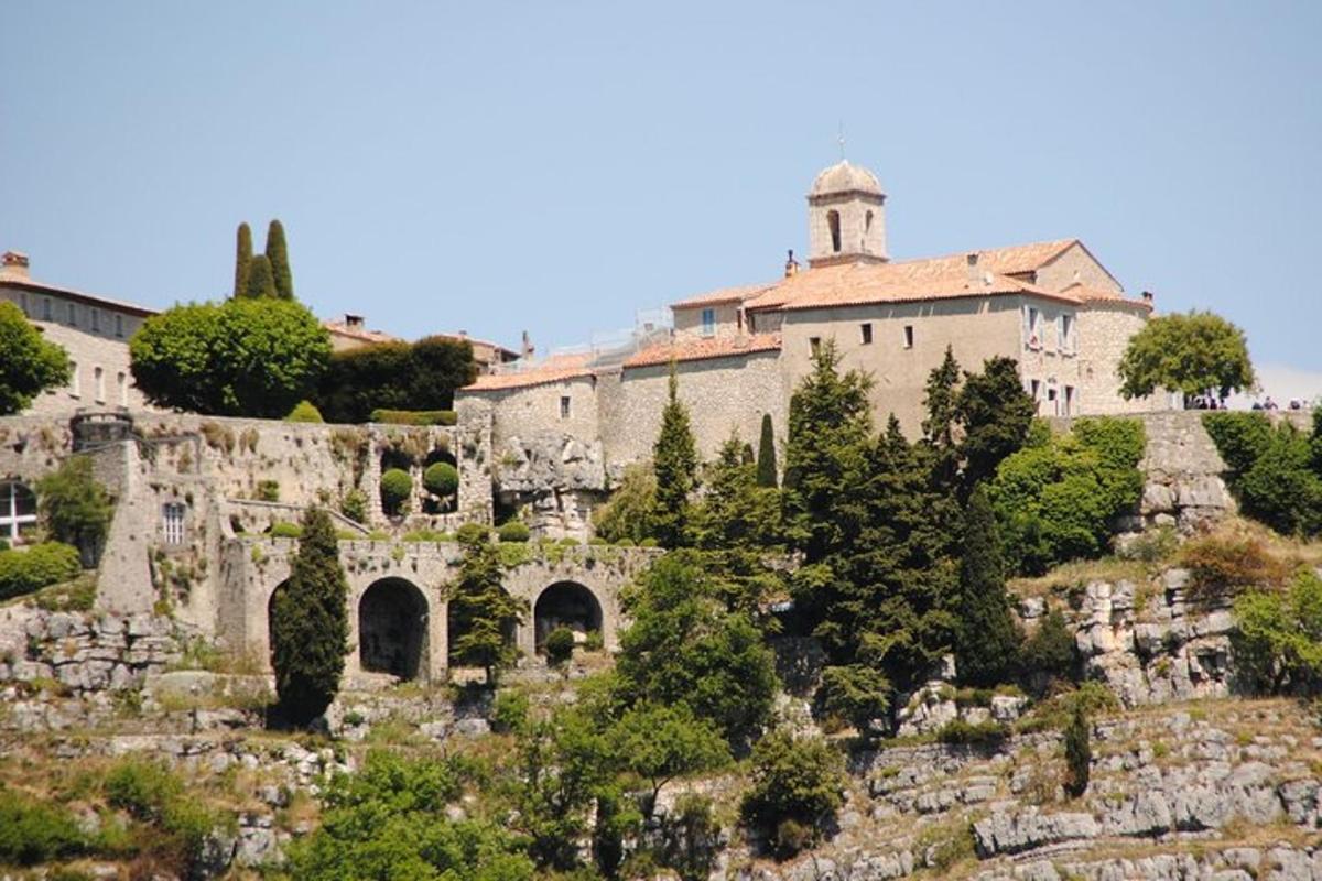 un edificio antiguo en la cima de una montaña