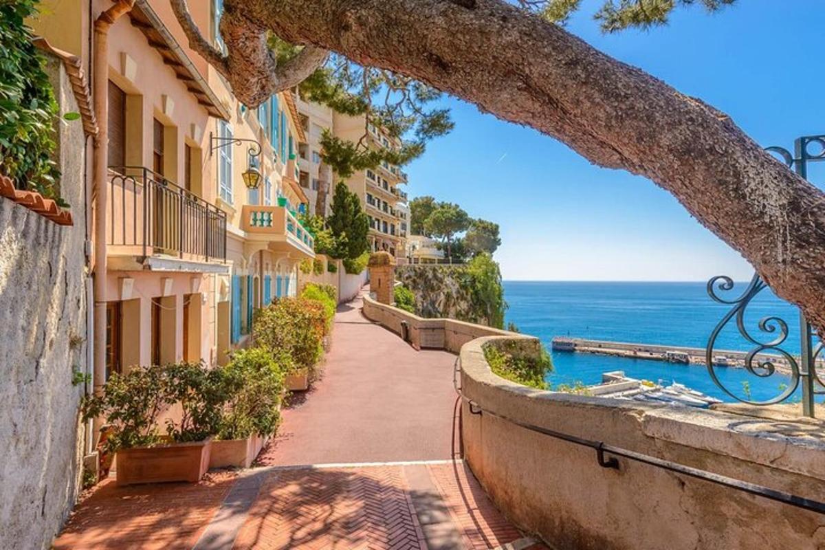 una passerella tra edifici con vista sull'oceano
