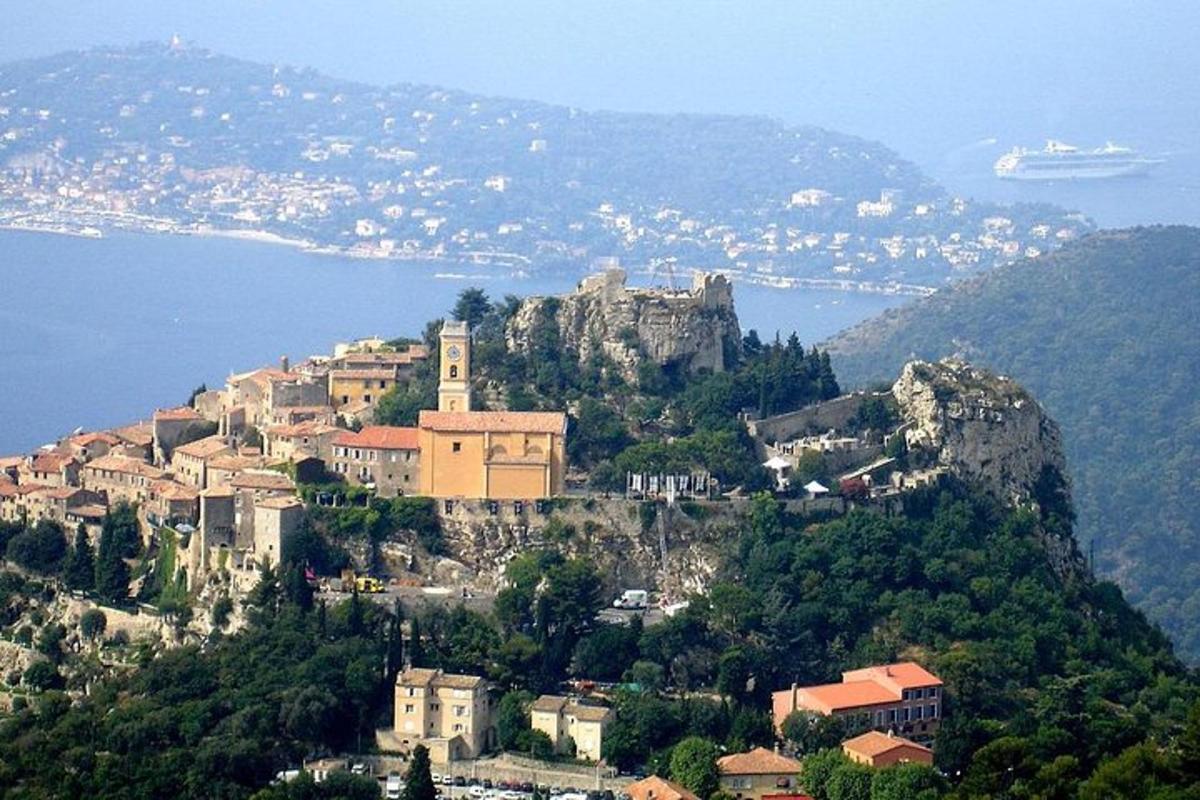 μια πόλη στην κορυφή ενός βουνού δίπλα στο νερό