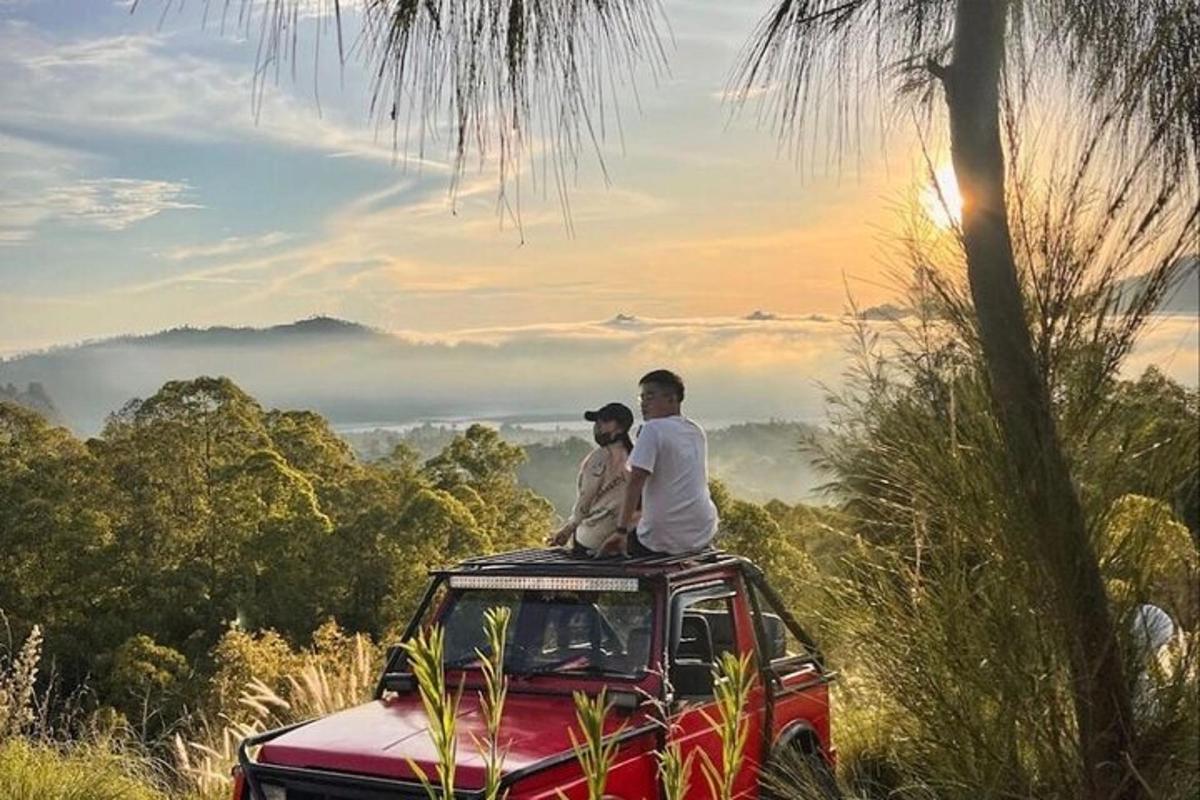 un uomo e un bambino seduti sul tetto di un'auto