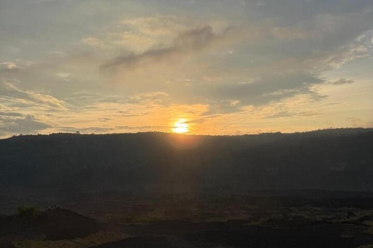 um pôr do sol com o sol se pondo à distância