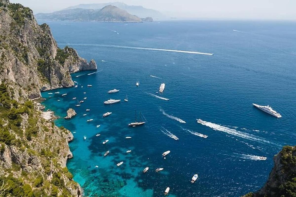 un grupo de barcos en una gran masa de agua