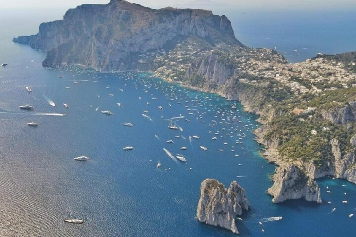 μια ομάδα σκαφών στο νερό κοντά σε ένα βουνό