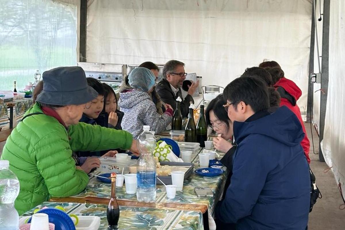 skupina lidí sedících u stolu a jedících