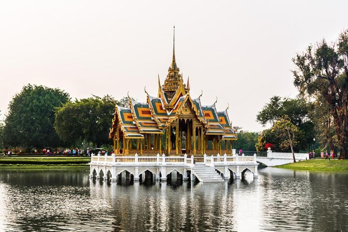 sebuah pagoda besar di tengah-tengah tasik