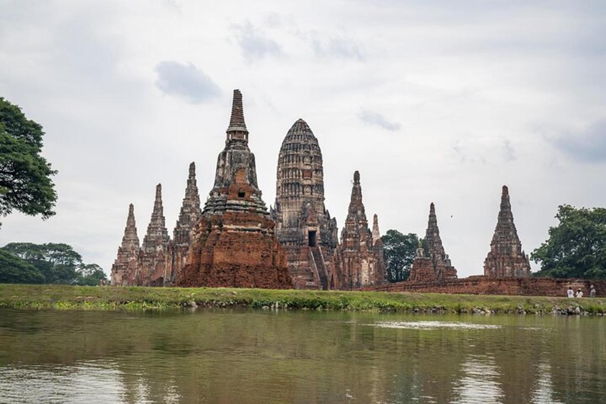 pemandangan kuil dari air