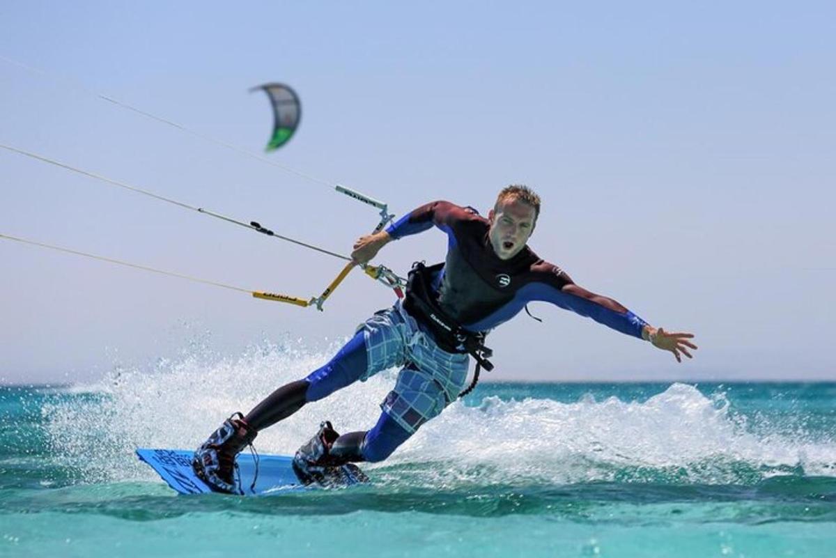 um homem pegando uma onda em uma prancha de surfe no oceano
