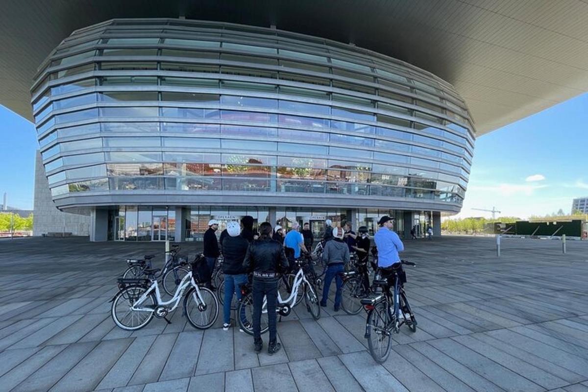 un gruppo di persone in piedi davanti a un edificio