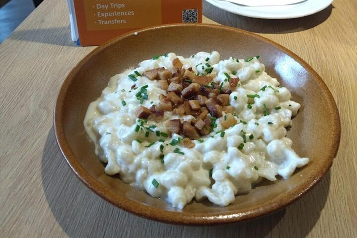 una ciotola di maccheroni e formaggio con