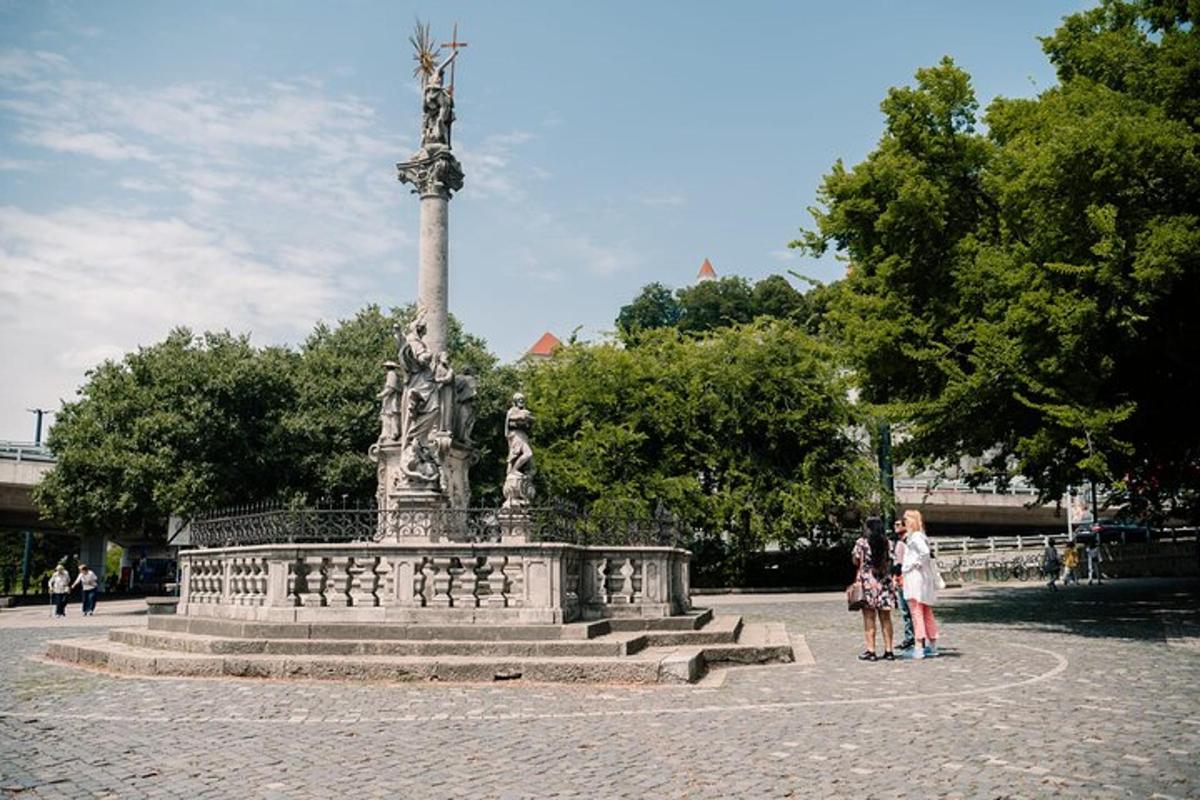 un gruppo di persone in piedi davanti a una statua
