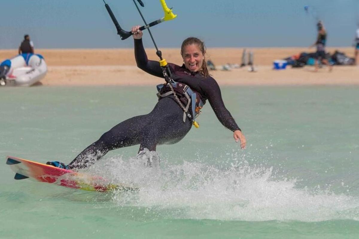 una donna su una tavola da surf in acqua