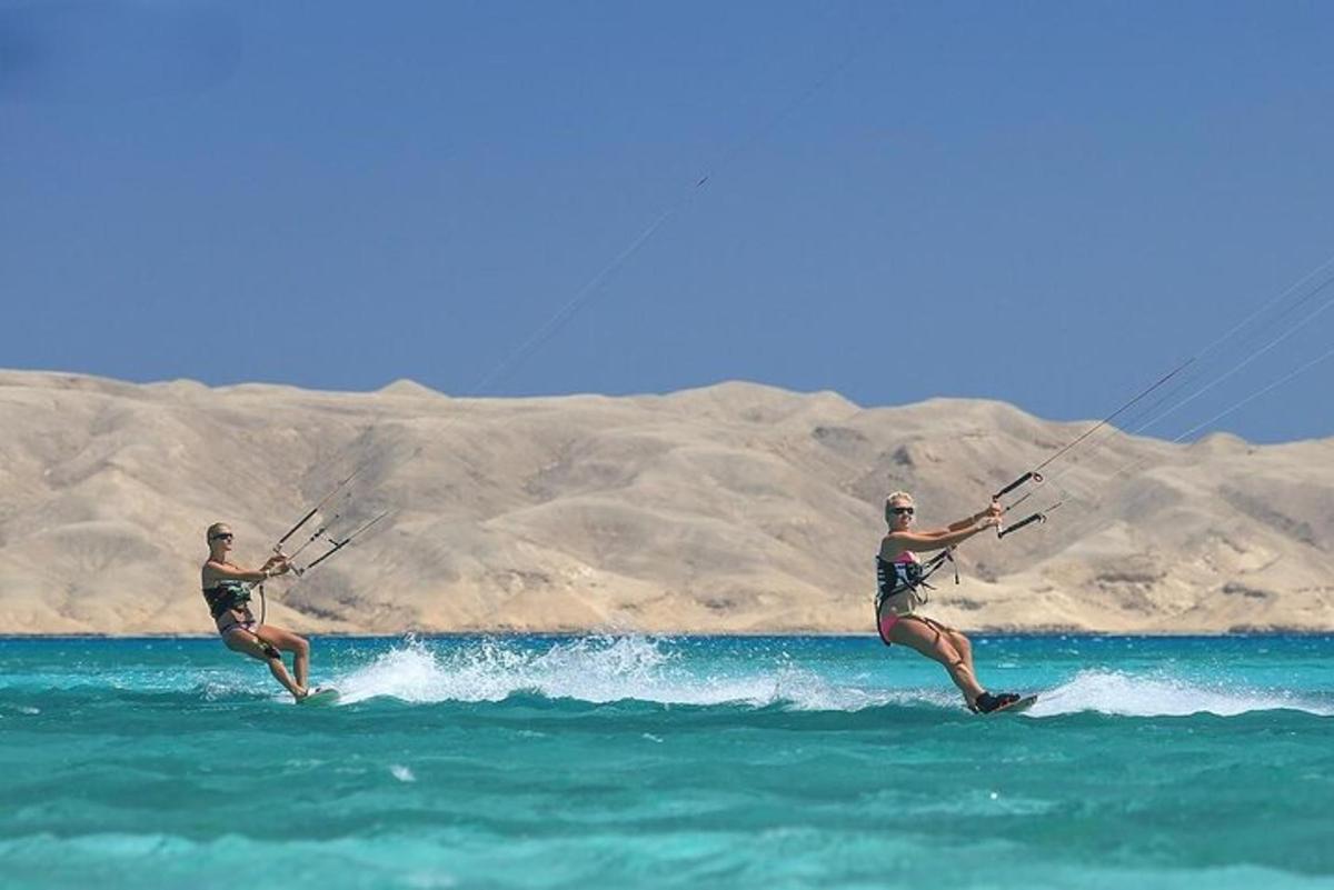 due persone stanno facendo kitesurf in acqua