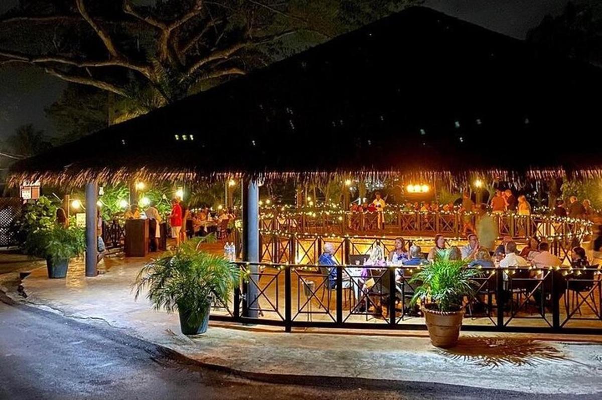 Un grupo de personas sentadas en un restaurante por la noche.