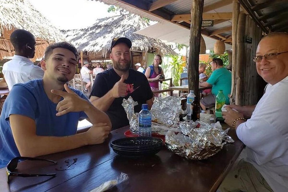 μια ομάδα ανδρών που κάθονται σε ένα τραπέζι