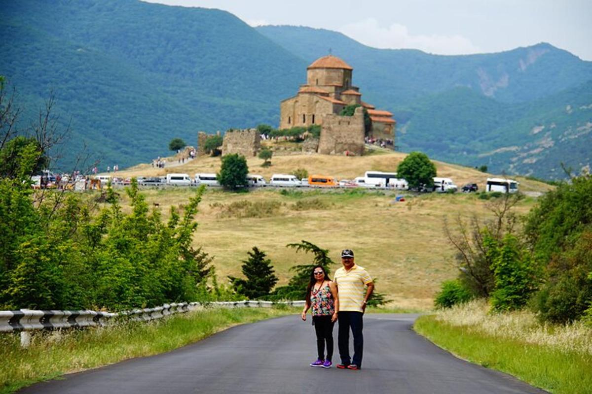 um homem e uma mulher caminhando por uma estrada