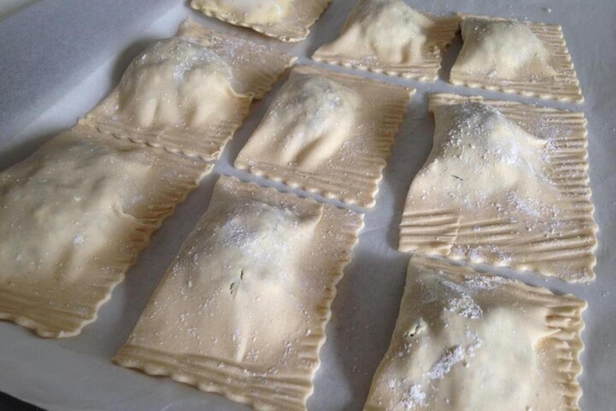 apat na piraso ng pagkain sa isang puting plato