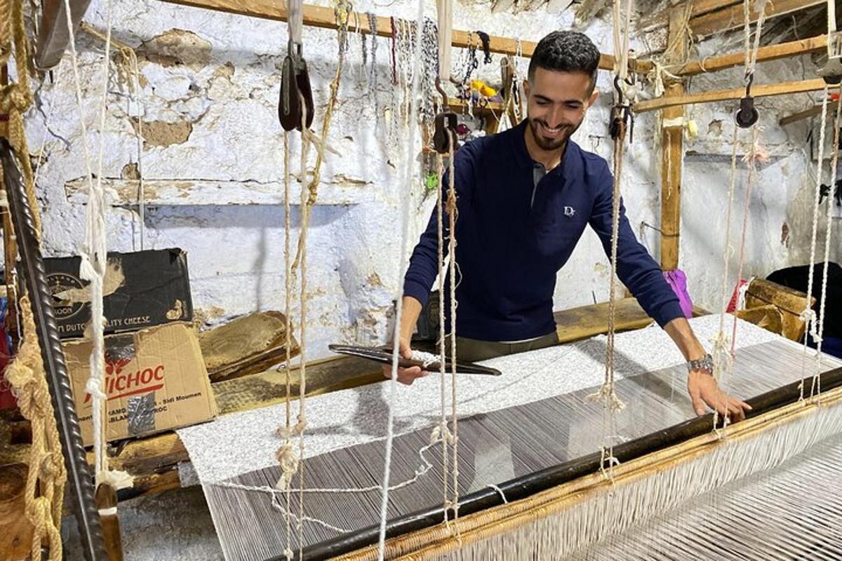bir adam masanın üzerinde ağ yapıyor