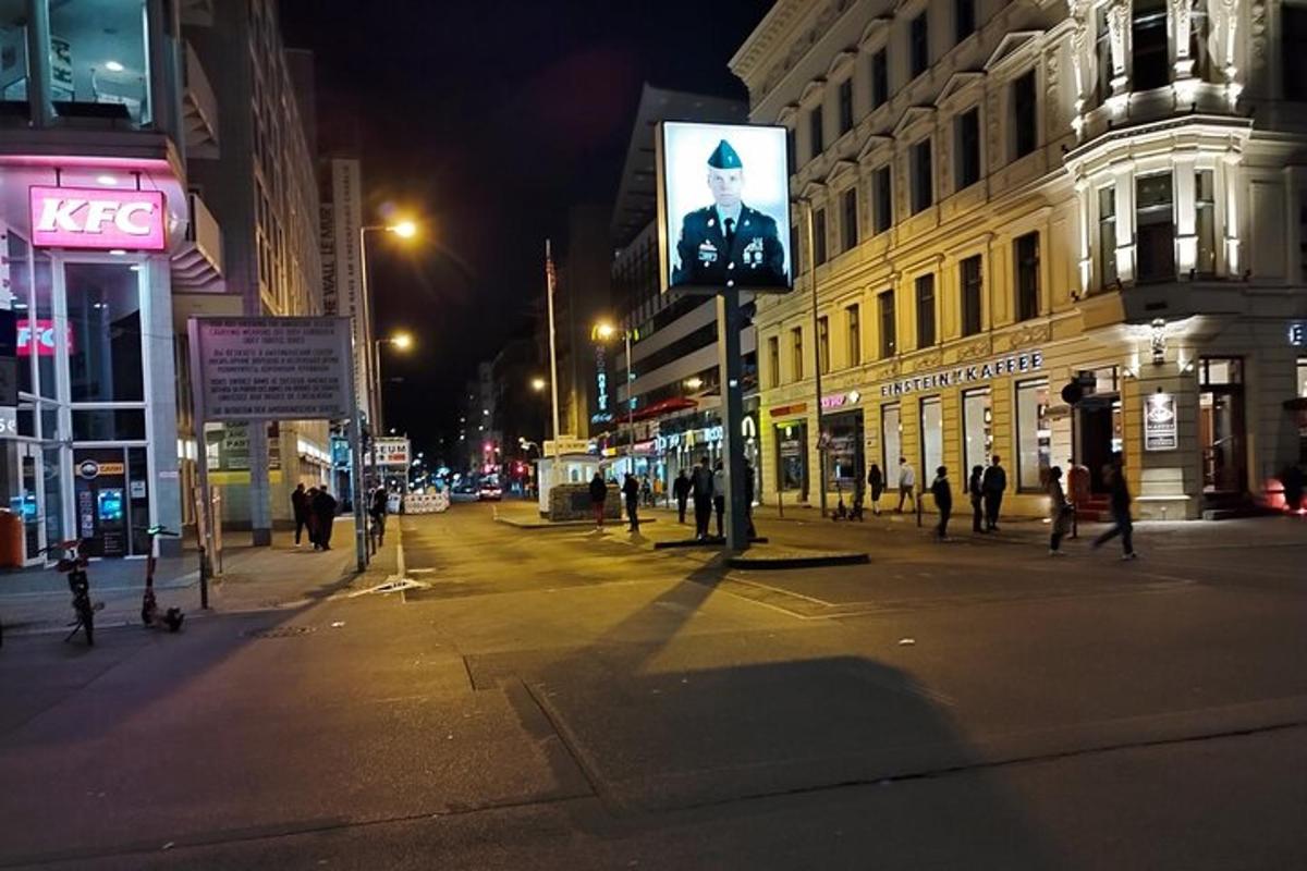 kaupungin katu yöllä, jolla ihmisiä kävelee