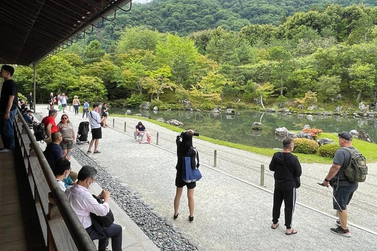 um grupo de pessoas paradas olhando para um lago