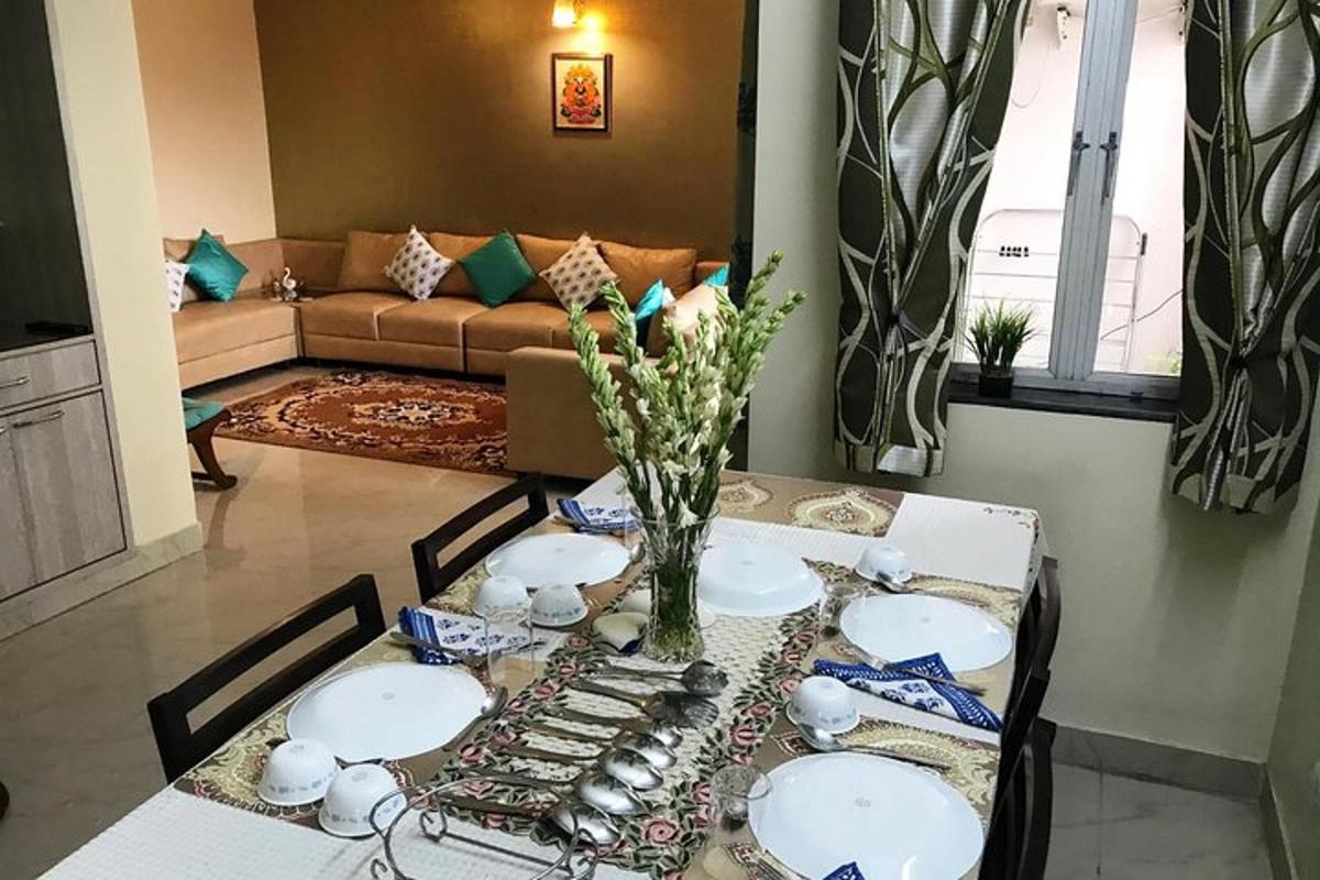 una sala da pranzo con un tavolo e un divano
