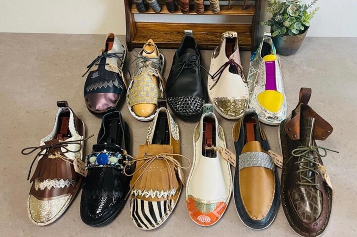 isang bungkos ng sapatos ang nakahilera sa sahig