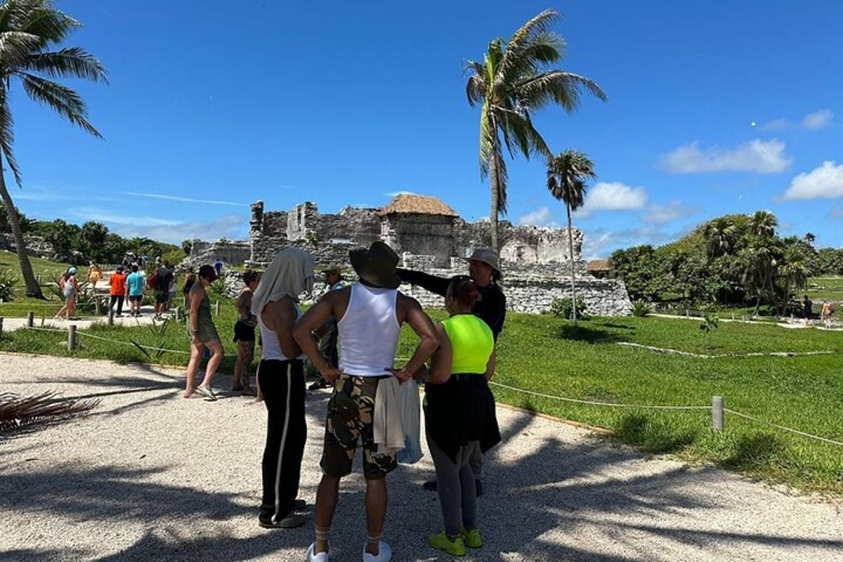 un gruppo di persone in piedi davanti a un edificio
